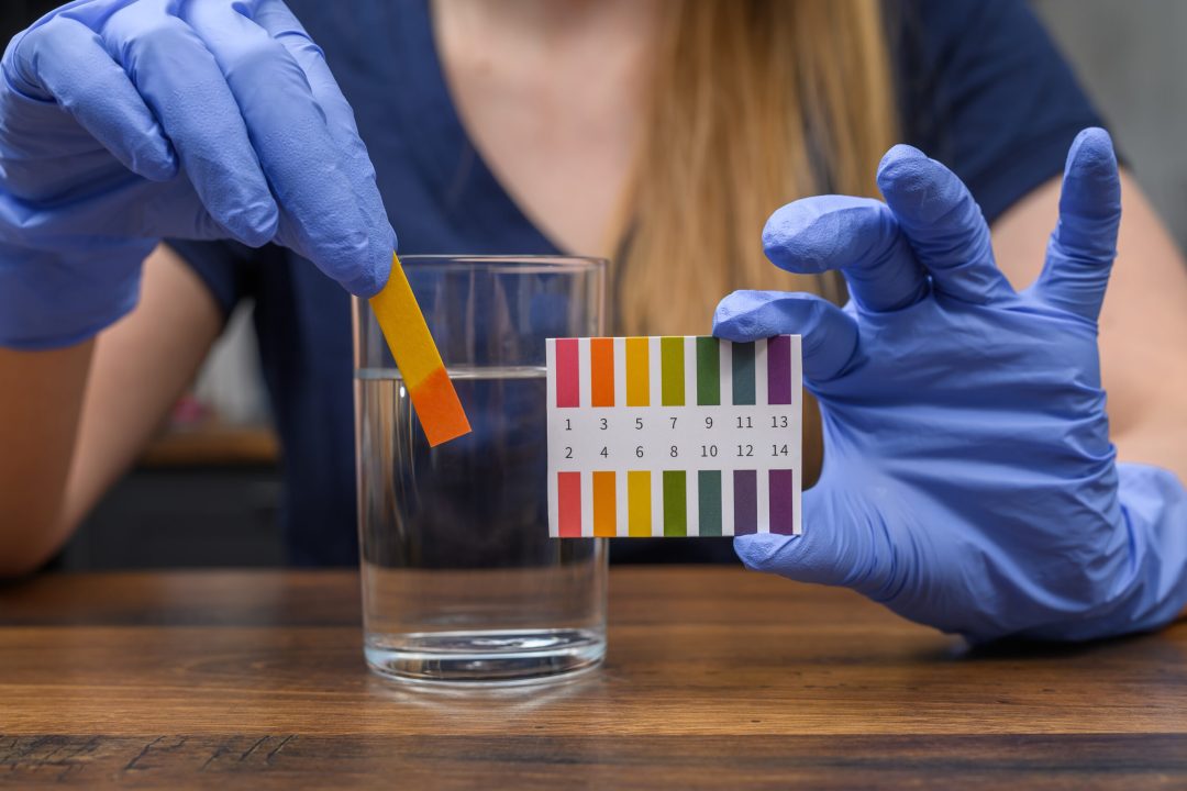 Badanie odczynu pH wody z sieci wodociągowej, kobieta naukowiec